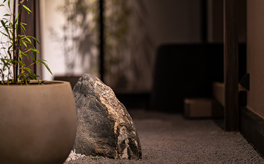 竹の揺らめきが心を和ませる静寂の庭園