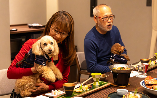 ダイニングでワンちゃんと一緒に食事